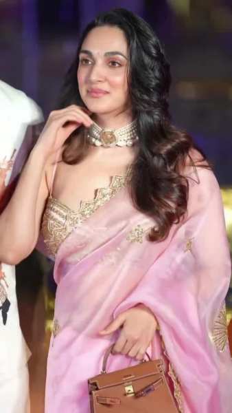 Aww So Cute...हाथों में हाथ डाले नजर आए बॉलीवुड के लवली कपल Siddharth Malhotra और Kiara Advani!