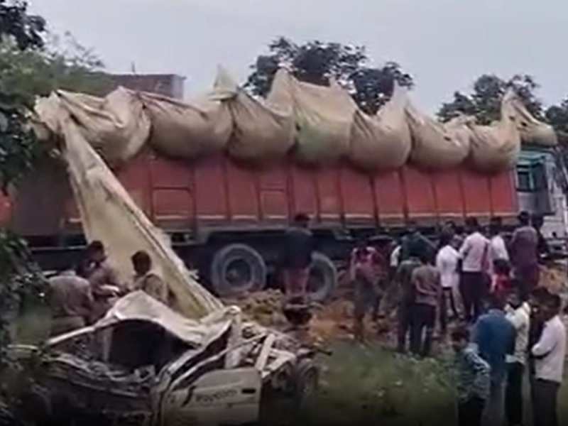 सीतापुर में 3 की दर्दनाक मौत, ओवरलोड ट्रक पिकअप पर पलटा, मची अफरातफरी