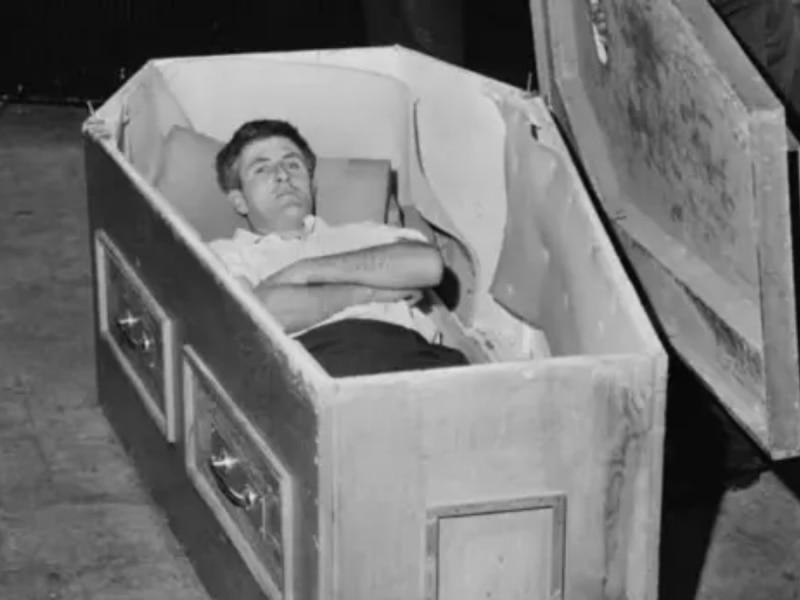 मैं अपनी कब्र से बोल रहा हूं... शख्स ने खुद को 61 दिनों तक ताबूत में किया जिंदा दफन, आखिर क्यों?