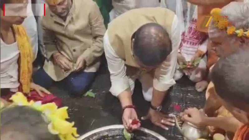 बाबा बैद्यनाथ की शरण में असम के CM हेमंत बिस्वा शर्मा, पूजा-अर्चना के बाद पूर्वजों की पोथी में लिखा नाम
