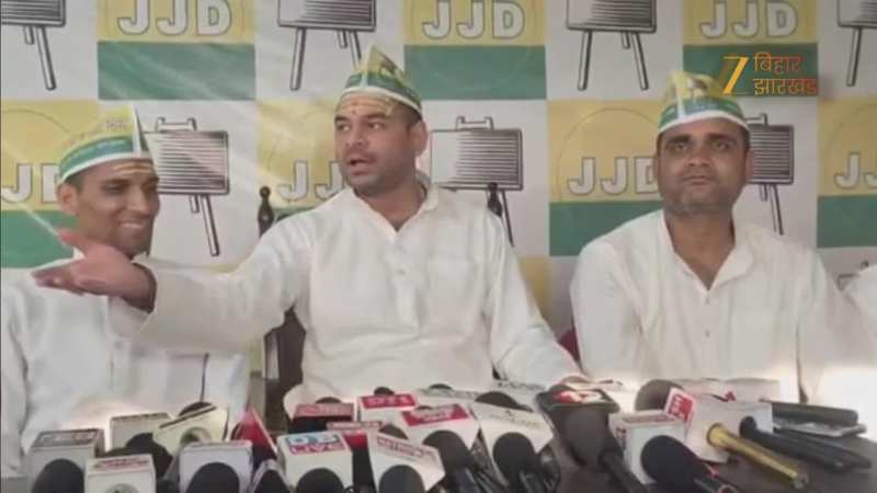 'पटना की महिला बोरिंग रोड पर सिगरेट पीती हैं, पुरुष सब मुंह देखता हैं', तेज प्रताप यादव का ये बयान वायरल