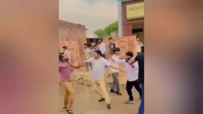 बारात में बवाल! डीजे को लेकर बाराती, घराती में जमकर हुई मारपीट, वीडियो वायरल