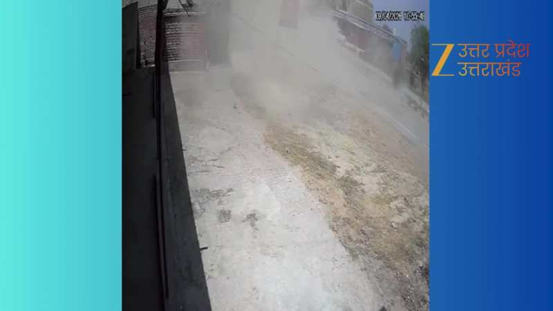 सड़क पर रोंगटे खड़े करने वाला नजारा, बेकाबू बस डिवाइडर से टकरा कर धूल उड़ाती हुई पलटी 