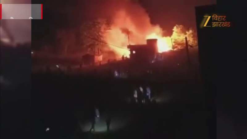 वैशाली में एक साथ फटे कई गैस सिलेंडर, धू-धू कर जले घर, देखें रेस्क्यू का वीडियो