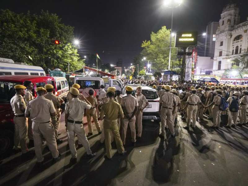 बंगाल में प्रचार कर रहे BJP उम्मीदवार की कार पर हमला, गुस्साए कार्यकर्ता, पसरा तनाव बंगाल में प्रचार कर रहे BJP उम्मीदवार की कार पर हमला, गुस्साए कार्यकर्ता, पसरा तनाव