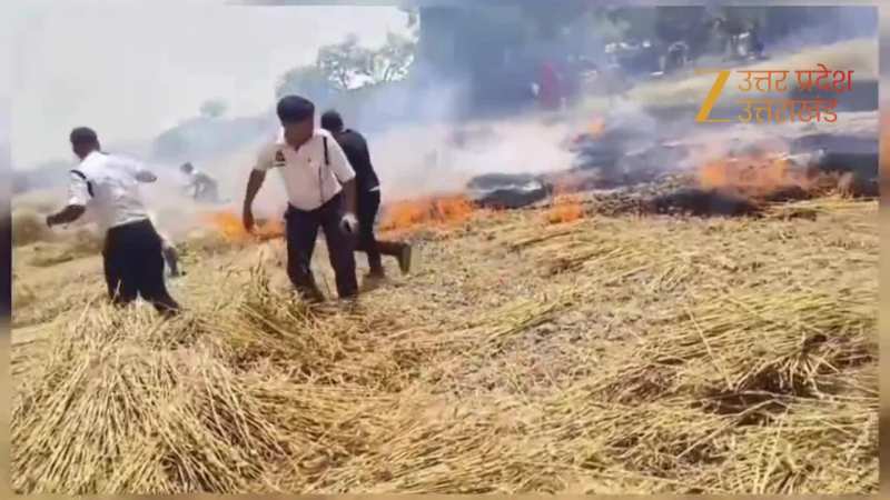 भदोई पुलिस की अच्छी तस्वीर, किसान के खेत लगी आग को दौड़-दौड़ का बुझाया, वीडियो वायरल 