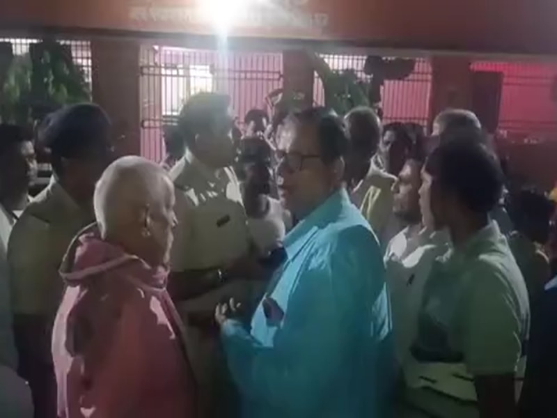 मुजफ्फरपुर: राम जानकी मठ के महंत को भगाने पर आक्रोश, दबंगों की गिरफ्तारी को लेकर सड़क पर उतरे लोग