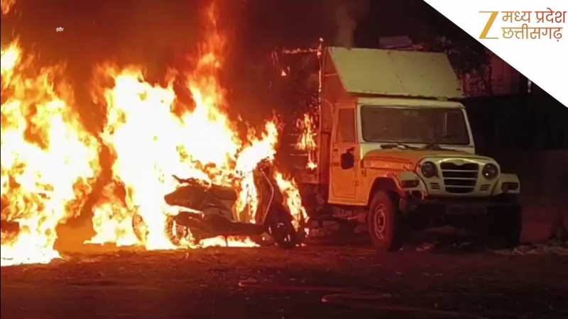 इंदौर में अग्नि तांडव: खड़ी मर्सिडीज कार बनी आग का गोला, इलाके में मचा हड़कंप