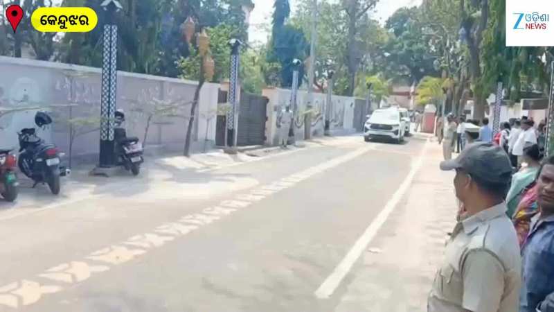 CM Mohan Majhi Video: ରାସ୍ତା ଉପରେ ଖରାରେ ଲୋକଙ୍କ ସମସ୍ୟା ଶୁଣିଲେ ମୁଖ୍ୟମନ୍ତ୍ରୀ ମୋହନ ମାଝି, ଦେଖନ୍ତୁ ଏହି ଭିଡିଓ...