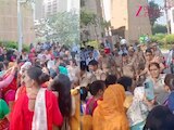 Noida में क्लियो काउंटी के बाहर मेड्स का हंगामा, पथराव-लाठीचार्ज से  बिगड़े हालात