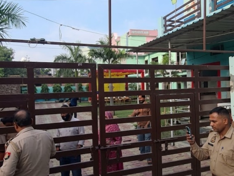 ग्रेटर नोएडा में दबंगों ने स्कूल के गेट पर की वेल्डिंग, 600 बच्चों का भविष्य अधर में