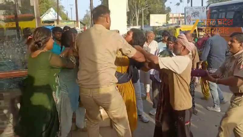 महिलाओं का पुलिस चौकी के सामने संग्राम, जमकर चले लात-घूंसे, बाल पकड़ जमीन पर गिराया; वीडियो वायरल