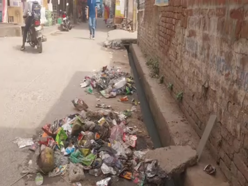 दिल्ली में गर्मी के साथ बढ़ी गंदगी, हरी नगर में डेंगू-मलेरिया का खतरा