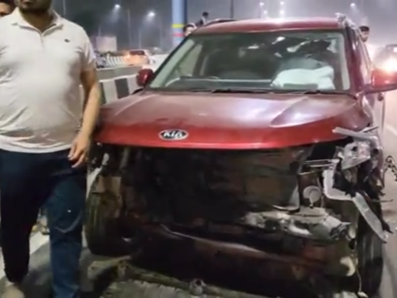 मोबाइल पर बात करता बाइक सवार बना हादसे की वजह, डिवाइडर से भिड़ीं तीन गाड़ियां