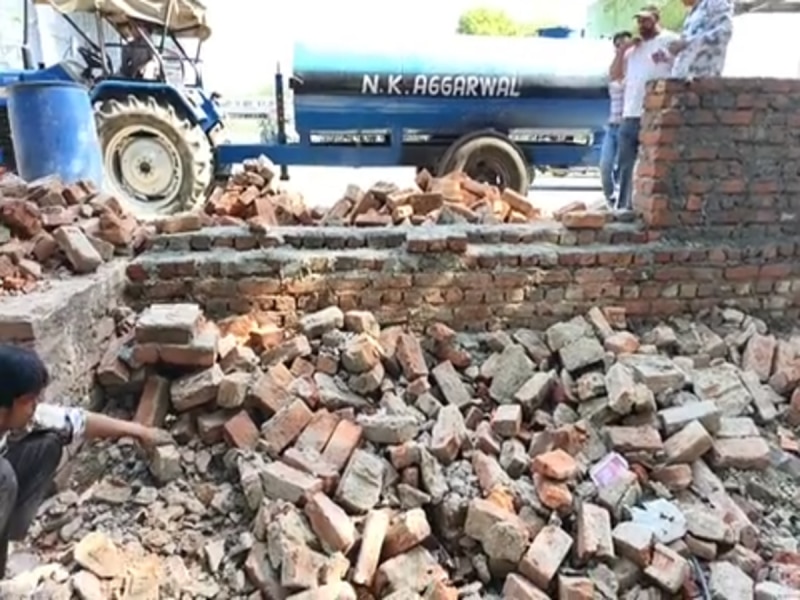 PWD की कार्रवाई, सीलमपुर में नाले पर बन रही घटिया दीवार को प्रशासन ने किया जमींदोज