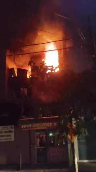 कानपुर में आग की लपटों में घिरा  दो मंजिला मकान, फायर ब्रिगेड आने में देरी को लेकर लोगों में गुस्सा