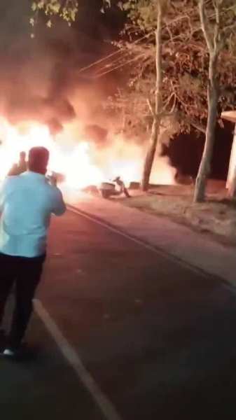 Video: बुलंदशहर में चिंगारी से धू-धू कर जलीं 3 कारें, लाखों का नुकसान