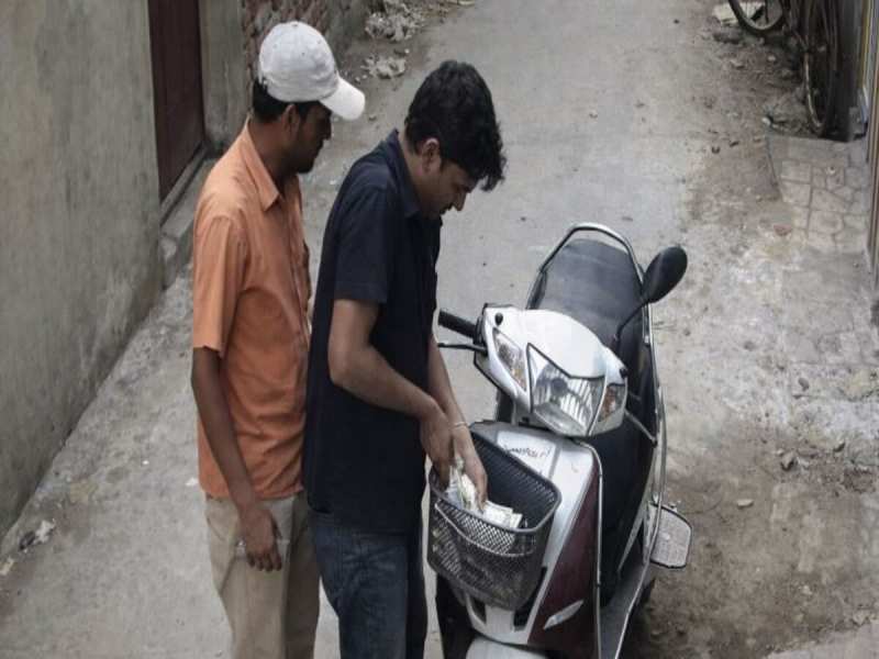 लाडवा में दिनदहाड़े चोरी, स्कूटी की टोकरी से 2 लाख उड़ा ले गए शातिर चोर