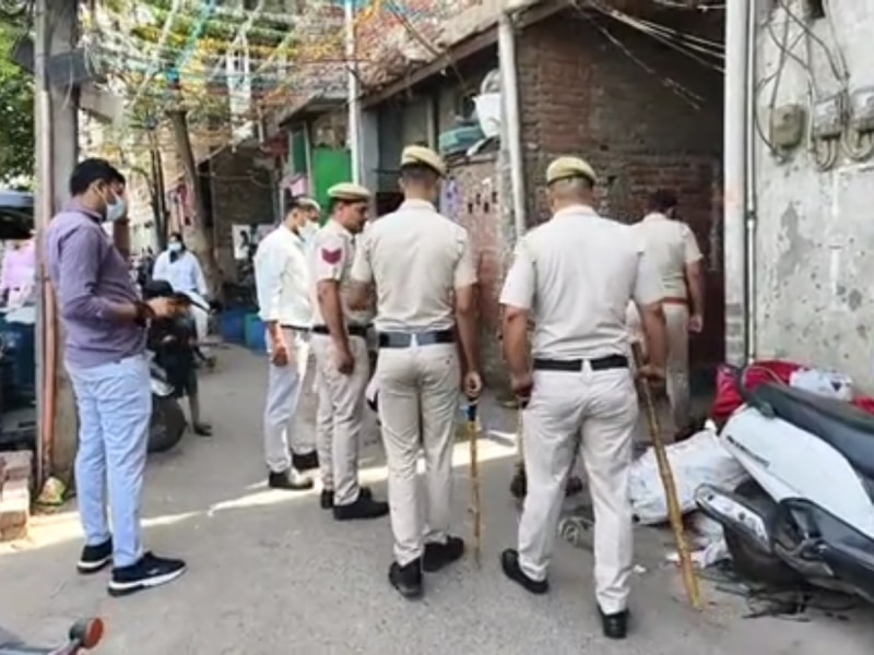 सीलमपुर में सनसनीखेज हत्या, चाय पी रहे बुजुर्ग पर युवक ने बरसाए ताबड़तोड़ चाकू