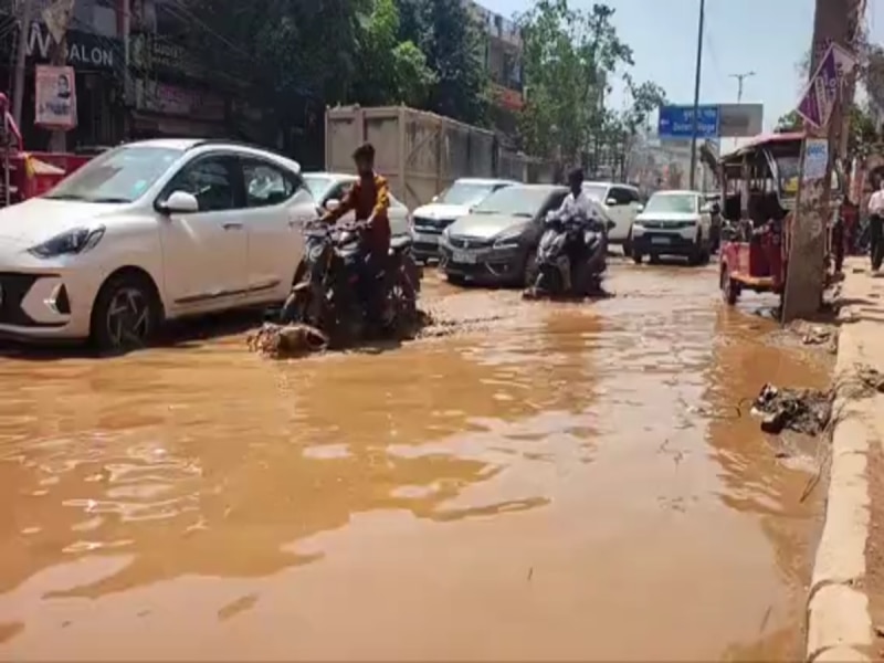 विकास के नाम पर बुराड़ी बेहाल! खुदी सड़कों और जलभराव से घरों में कैद लोग