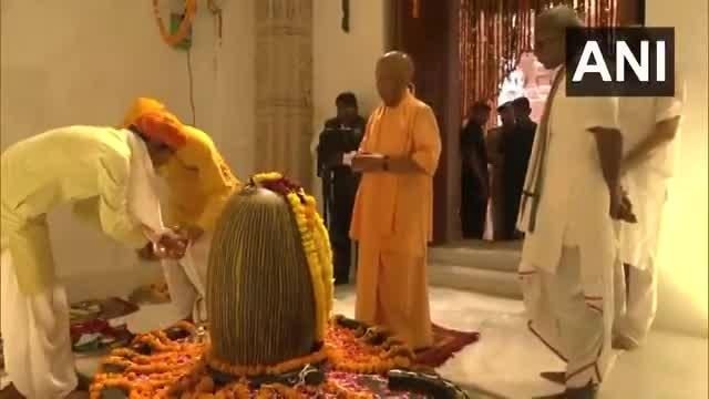राम मंदिर में सीएम योगी ने किया शिव मंदिर का ध्वजारोहण, 'जय श्रीराम' के जयकारों से गूंज उठा परिसर