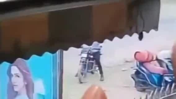 शातिर चोर बाइक पर आए, फिर गैस सिलेंडर उठाकर हो गए रफूचक्कर…प्रयागराज में फिल्मी अंदाज में चोरी