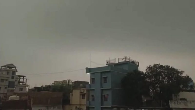 Patna Weather: दिन में हो गई रात! राजधानी पटना में बदला मौसम का मिजाज़
