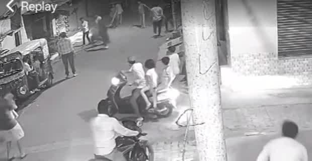 झांसी में दबंगों की दबंगई, सरेराह युवक को गिरा गिराकर लाठी-डंडे बरसाए, भयावह मंजर CCTV में कैद