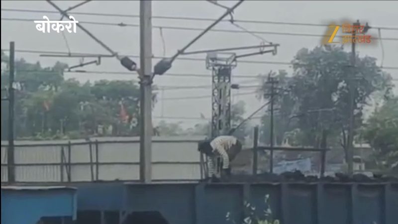 बिक्रम और बाला तो फिल्म में थे, असली 'गुंडे' यहां हैं! देखिए चलती ट्रेन से कोयला चोरी का खतरनाक खेल