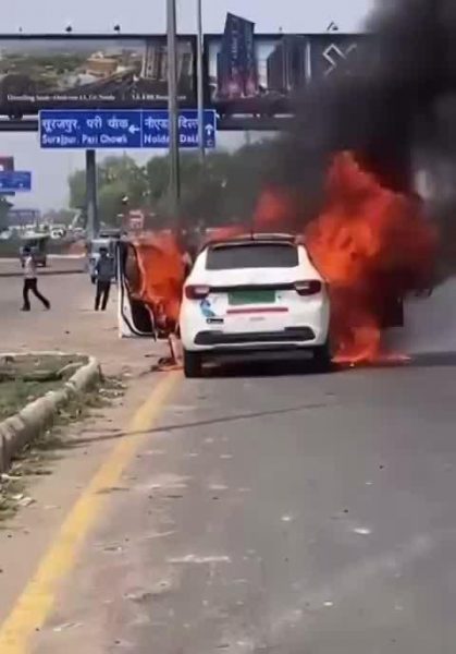 ग्रेटर नोएडा में चलती कार बनी 'आग का गोला', ड्राइवर ने छलांग लगाकर बचाई जान..
