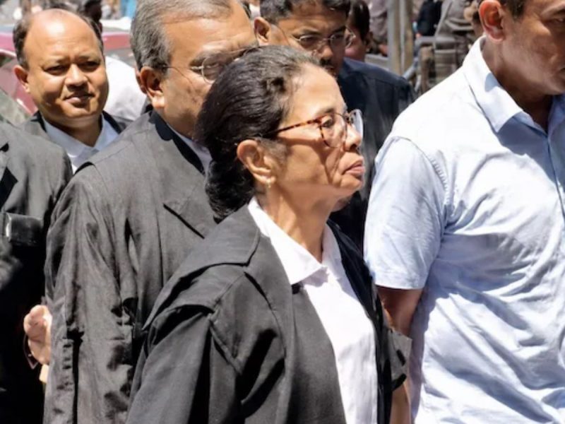 उधर ममता काला कोट पहन कोर्ट पहुंचीं, इधर बार काउंसिल ने मंगा ली वकालत की 'कुंडली'! उधर ममता काला कोट पहन कोर्ट पहुंचीं, इधर बार काउंसिल ने मंगा ली वकालत की 'कुंडली'!