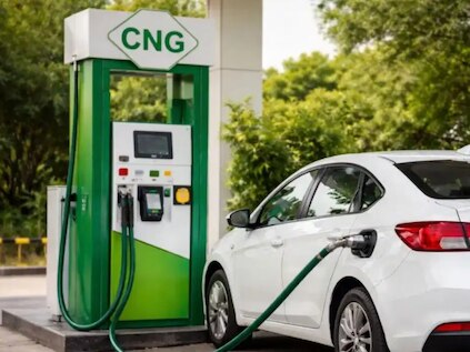 CNG Price Hike in UP: नोएडा से लखनऊ तक CNG महंगी, पेट्रोल के बाद अब गैस के बढ़े दामों ने बिगाड़ा बजट; देखें आपके शहर की रेट लिस्ट