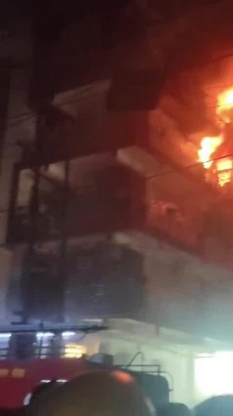 गाजियाबाद के अपार्टमेंट में लगी भीषण आग, दर्जन भर लोग किये गए रेस्क्यू, देखें रूह कंपा देने वाला वीडियो