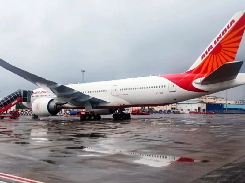 Air India के विमान की लैंडिंग के बाद भी क्यों नहीं बाहर आ सके यात्री? जानें वजह Air India के विमान की लैंडिंग के बाद भी क्यों नहीं बाहर आ सके यात्री? जानें वजह