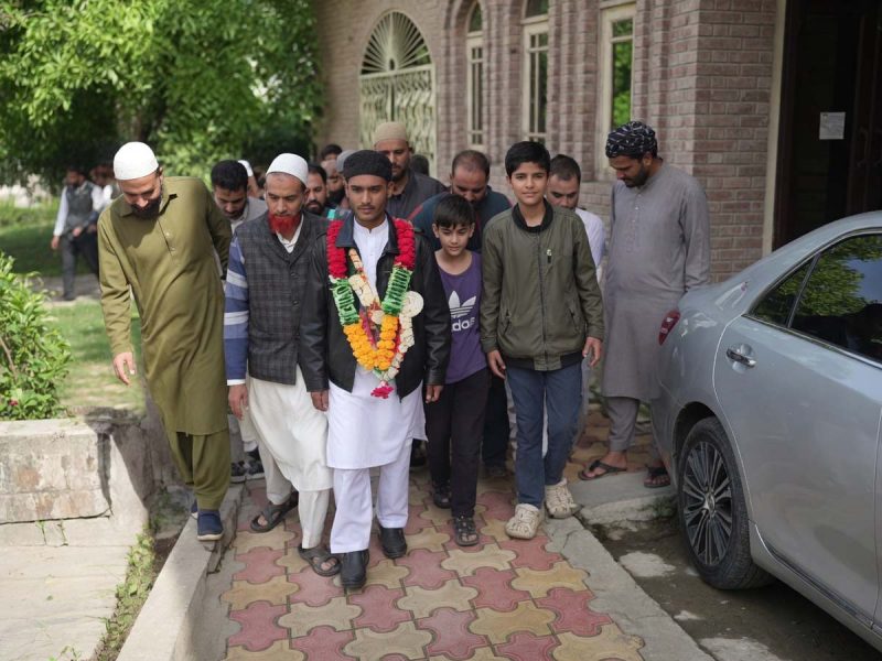 बिजनौर के विशाल ने कश्मीर जाकर कबूला इस्लाम; मां पिंकी वापस मांग रही अपना बेटा