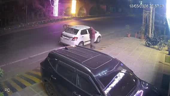 जौनपुर में तेज रफ्तार ट्रक ने कार को मारी जोरदार टक्कर, बाल-बाल बची जान; देखें रोंगटे खड़े करने वाला VIDEO