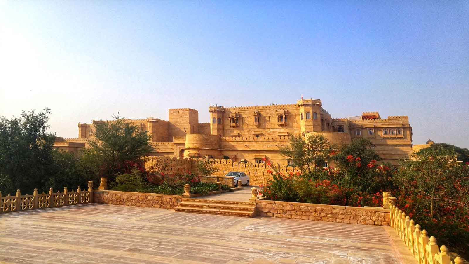 Kiara advani and sidharth malhotra wedding venue suryagarh fort jaisalmer  price per day| Kiara-Sidharth Wedding: खूबसूरत बगीचे, आलीशान आंगन से सजे 83  कमरों वाले इस शाही किले में लेंगे सात ...