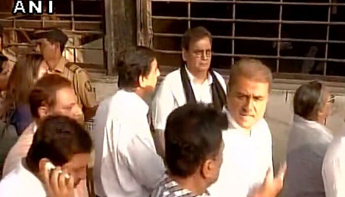 Vinod Khanna last rites done in Worli Cemetery Land many film stars