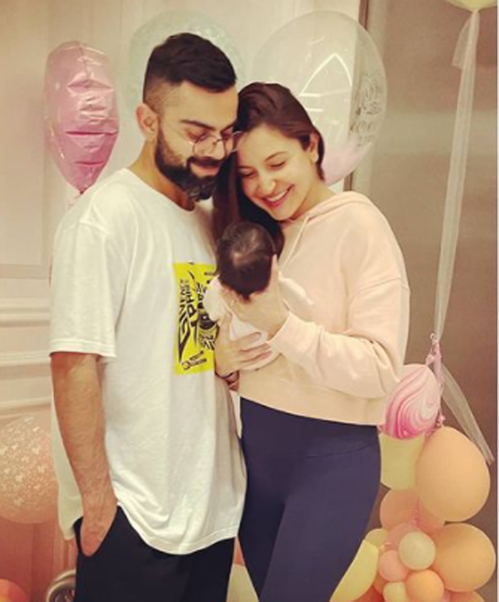 Virat Kohali And Anushka Sharma S Daughter First Pic Name Of Anushka Sharma And Virat Kohli Daughter Vamika व र ट अन ष क क ब ट पहल तस व र आई स मन न म भ बत य अन ष क न ल ख